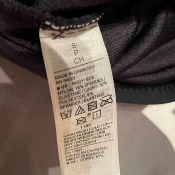 **SOLD**Old Navy Women's Black Swimsuit - Picture 4 of 5